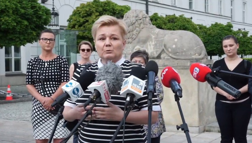 Czara goryczy się przelała. Matki osób LGBT przed Pałacem Prezydenckim, wśród nich mieszkanka Błaszek [ZDJĘCIA]