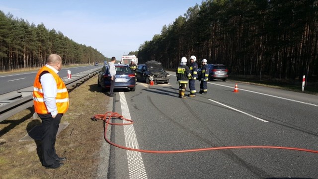 Utrudnienia na 228. kilometrze autostrady A4 w kierunku na Wrocław. Ruch odbywa się pasem awaryjnym po tym, jak kierowca osobowego renault najechał na tył ciężarówki. W wypadku została poszkodowana jedna osoba jadąca osobówką. Na miejscu są służby ratunkowe i policja.