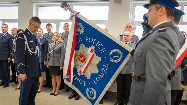 Mł. insp. Adam Chodziutko przywitał sztandar Komendy Miejskiej Policji w Łomży, a następnie złożył meldunek o przejęciu obowiązków