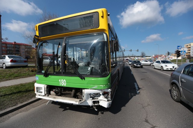 Do zderzenia autobusu MZK i samochodu marki Kia doszło na skrzyżowaniu ul. Batorego z ulicami Rzeźniczaka i Zamoyskiego. Autobus uderzył w samochód przodem. Kia jest mocno rozbita, autobus ma uszkodzony przód.
