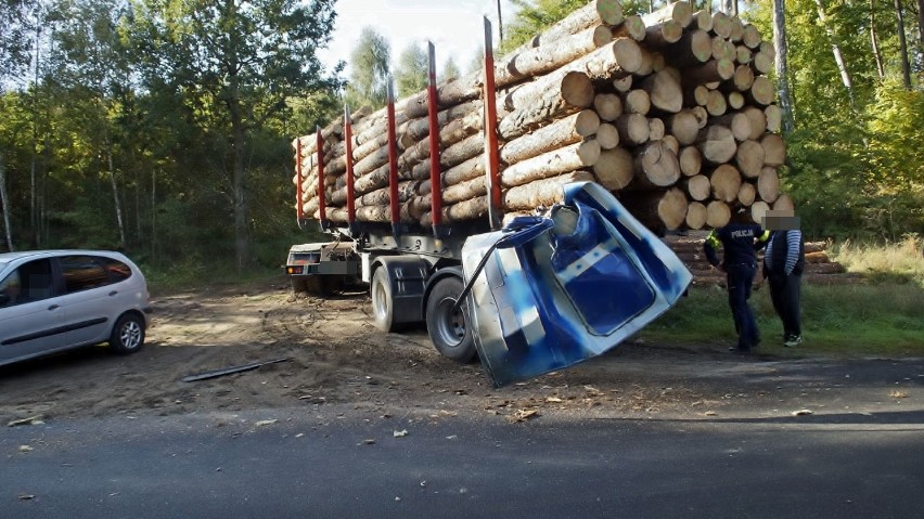 Zderzenie fiata z ciężarówką przewożącą kłody. Utrudnienia na drodze przed Niemczewem [ZDJĘCIA, WIDEO]