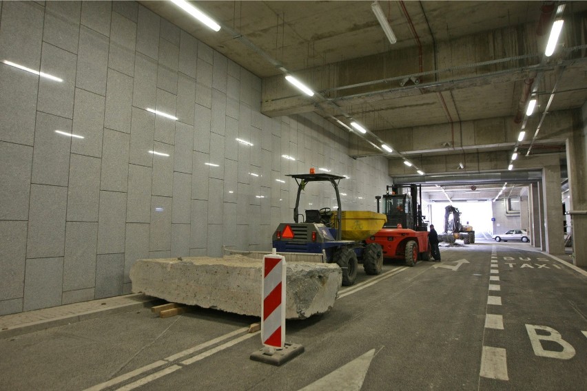 Zniknęła ściana oddzielająca parking pod NFM od tunelu prowadzącego w ul. Zamkową