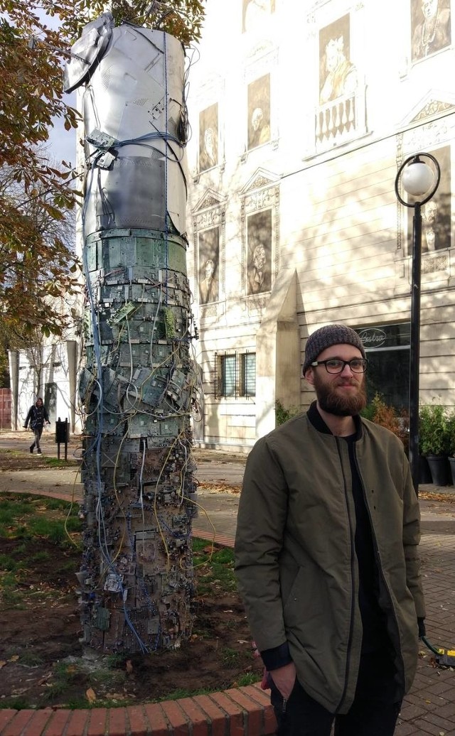 Tomasz Kajszczarek i jego rzeźba "Beothuk" w pasażu Rubinsteina