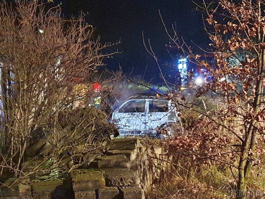 Spaliły się dwa fiaty cinquecento, bo ktoś podłożył ogień. Pożar miał miejsce przy ul. Wawrzyńca Świerzego w Opolu