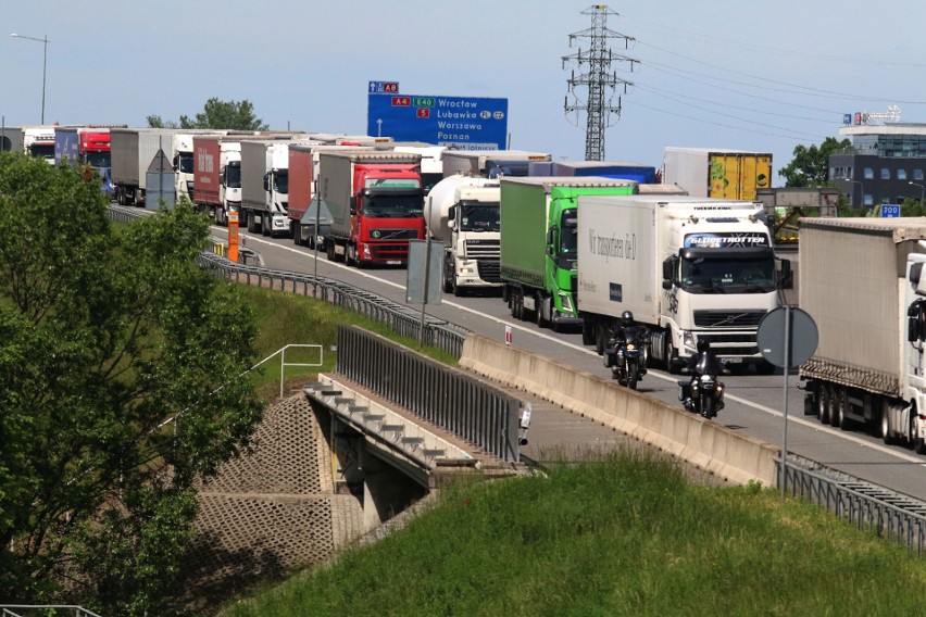 Remont autostrady A4 pod Wrocławiem. Stać w korku czy jechać objazdem? Sprawdziliśmy to (ZDJĘCIA)