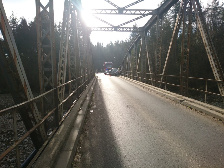 Białka Tatrzańska: Osobówka uderzyła czołowo w przęsło mostu