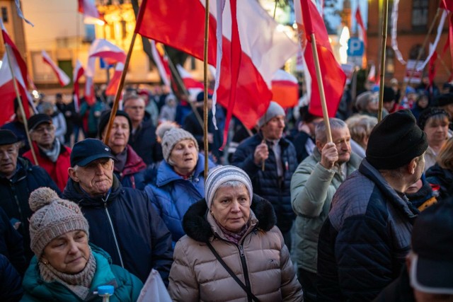 Manifestujący spotkali się na placu przed Urzędem Wojewódzkim w Bydgoszczy o godz. 17, by wyrazić swój sprzeciw wobec zmian wprowadzonych w Telewizji Polskiej.