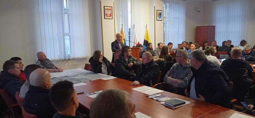 Spotkanie w sprawie budowy linii kolejowej na terenie gminy Mirzec. Kilkudziesięciu mieszkańców wyrażało swoje obawy. Zobacz zdjęcia