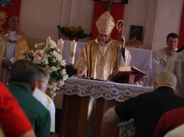 Sakramentu udzielał biskup pomocniczy archidiecezji wrocławskiej Andrzej Siemieniewski.