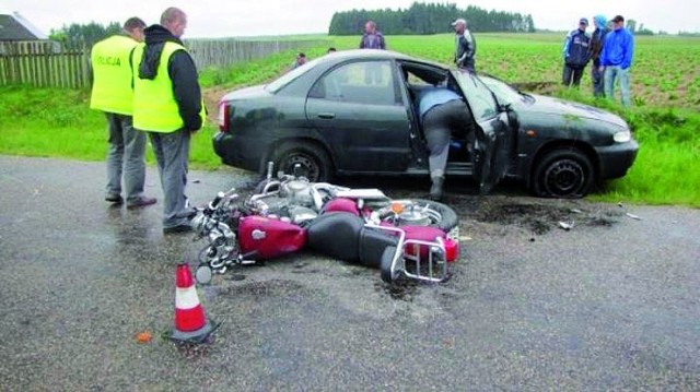 Yamaha zderzyła się z daewoo nubira. Auto dachowało. Kierująca motocyklem zmarła w szpitalu.