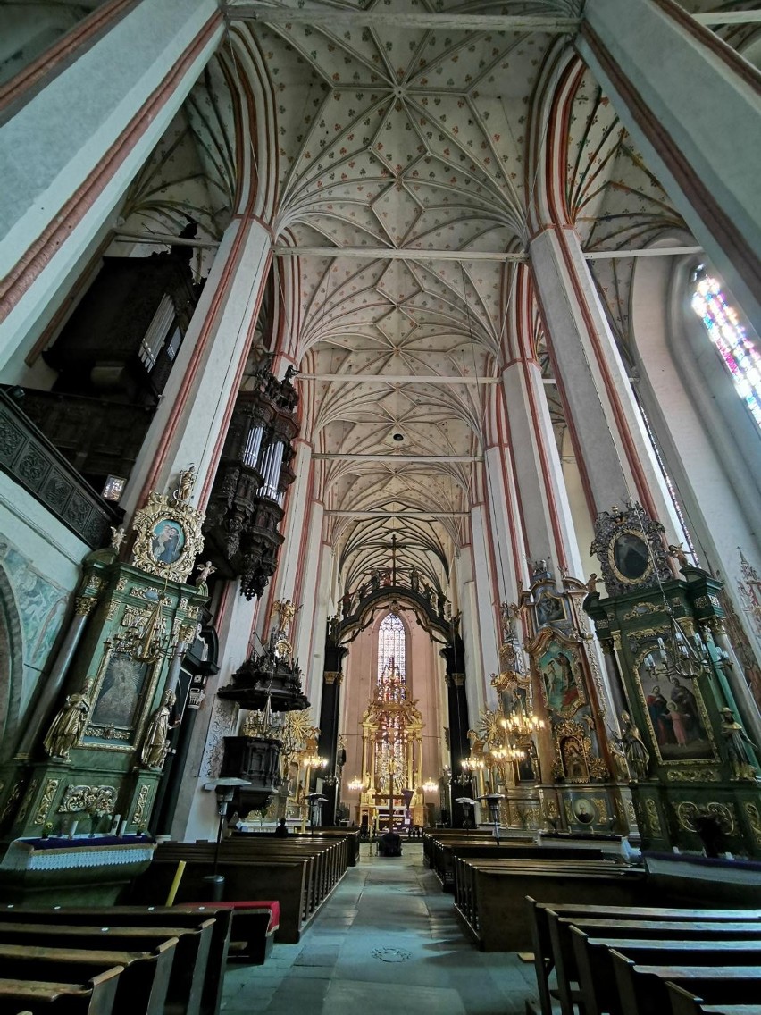 Wnętrze kościoła pw. Wniebowzięcia Najświętszej Marii Panny...