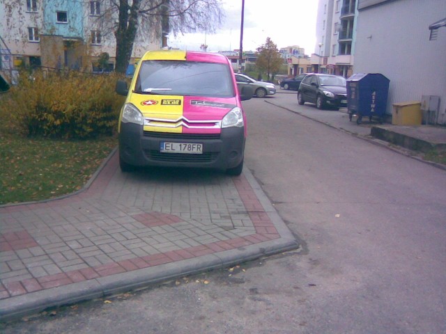 Samochód wjechał na chodnik i zatarasował przejście