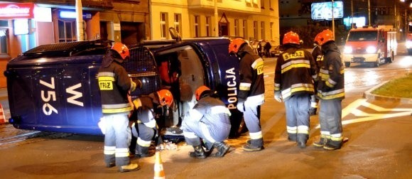 Radiowóz udało się podnieść na koła dzięki mięśniom policjantów i strażaków. Ma popękane szyby i wycieki płynów eksploatacyjnych. Został odholowany do warsztatu. Nie wiadomo czy jeszcze wyjedzie na służbę.