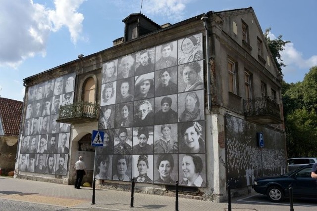 Instalacja pokryje cały budynek przy ulicy Młynowej. Znajdujące się na niej fotografie przedstawiają Żydów - dawnych mieszkańców Białegostoku.