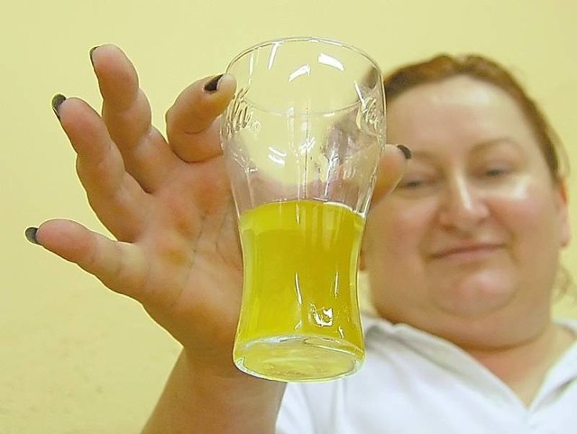 Aleksandra Nowak z Wymiarek przyznaje, że nie pije wody z kranu w swoim domu. - Jest żółta, boję się, że nadal jest zatruta - mówi.