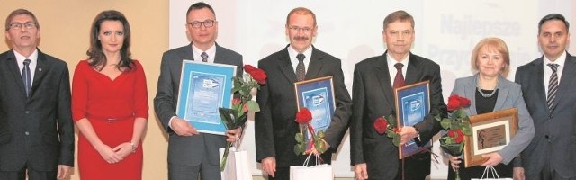 Doktor Barbara Nowak, druga z prawej, obok doktor Cezary Struzik, doktor Adam Janczak - to najlepsi lekarze 2014 roku w powiecie.  Dalej doktor Jacek Wijata, prezes  Przychodni Południowa. Z nagrodzonymi  Marzena Okła-Drewnowicz, redaktor naczelny "Echa Dnia&#8221; Stanisław Wróbel oraz wicestarosta Andrzej Marek Lenart.