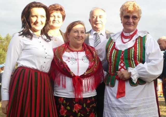 Na festynie gościła poseł Marzena Okła-Drewnowicz (z pierwsza z lewej), szefowa Świętokrzyskiej Rady Wojewódzkiej Kół Gospodyń Wiejskich.