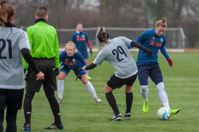 Na stadionie przy ul. Słowiańskiej w Bydgoszczy piłkarki ekstraligowego KKP Rem Marco Bydgoszcz rozegrały pierwszy oficjalny sparing w tym roku.Ich rywalkami był zawodniczki lidera I ligi (grupa północna) - AP LG Gdańsk.Wygrały bydgoszczanki 4:2 (1:1). Bramki zdobyły: Anna Lewandowska (20), Klaudia Szymczak (64, 73), Monika Kaźmierczak (80-wolny) - Julia Włodarczyk (44), Karolina Wierzbicka (47).Klaudia Szymczak, strzelczyni dwóch goli, w dniu sparingu obchodziła 19. urodziny.Spotkanie z trybun obserwowała selekcjoner reprezentacji Polski kobiet U-19 - Nina Patalon.W niedzielę o godz. 12.00, także na Słowiańskiej, kolejny sparing KKP Rem Marco - tym razem z III-ligowym Strażakiem Przechowo.Przypomnijmy, że już w poprzednią niedzielę drużyna KKP Rem Marco miała rozegrać pierwszy sparing w nowym roku.Jednak ze względu na odwołanie przyjazdu przez Legię Chełmża, trener Adam Góral zarządził rozegranie gry wewnętrznej.Szkoleniowiec podzielił zawodniczki na drużynę "A" i "B". Lepsze okazały się piłkarki drużyny "B", które zwyciężyły 10:2.Bramki zdobyły: Agata Stępień (39, 70, 85), Ilona Raczkowska (12, 46), Aleksandra Sudyk (22, 60), Klaudia Szymczak (54), Martyna Boguszyńska (65), Zofia Giętkowska (83) - Julia Krupińska (11), Edyta Sobczyk (31).Wtedy też po raz pierwszy po przerwie spowodowanej poważnymi kontuzjami wystąpiły Daria Gugała i Anna Lewandowska.Pierwszy mecz po powrocie do klubu i drużyny zagrała też Edyta Sobczyk.Dodajmy, że bydgoszczanki o stawkę po raz pierwszy zagrają 16 lutego.Na stadionie przy ul. Słowiańskiej 7 w Bydgoszczy KKP Rem Marco zmierzy się w pierwszym meczu ćwierćfinałowym Pucharu Polski.Rywalem będzie także ekstraligowa Olimpia Szczecin. Początek o godz. 14.00. Wstęp jest darmowy.ZOBACZ ZDJĘCIA Z SOBOTNIEGO SPARINGU NA SŁOWIAŃSKIEJ >>>>>