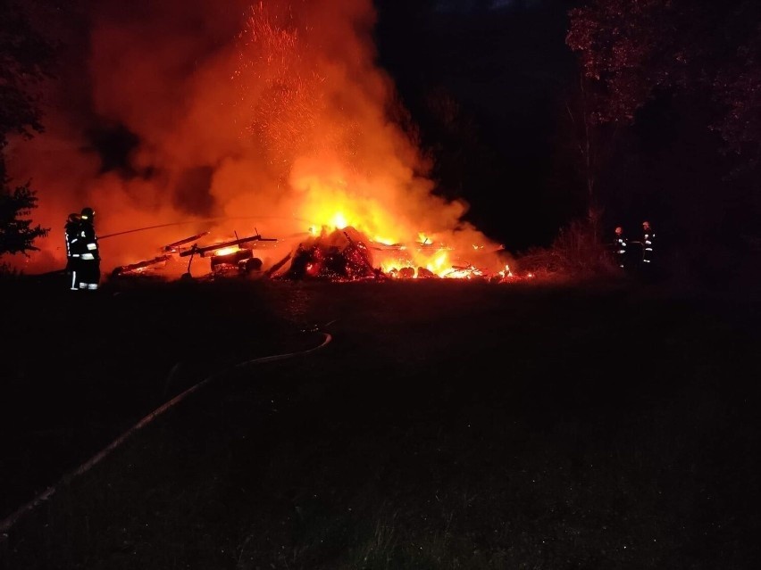 Pożar budynku gospodarczego w gminie Brąszewice ZDJĘCIA