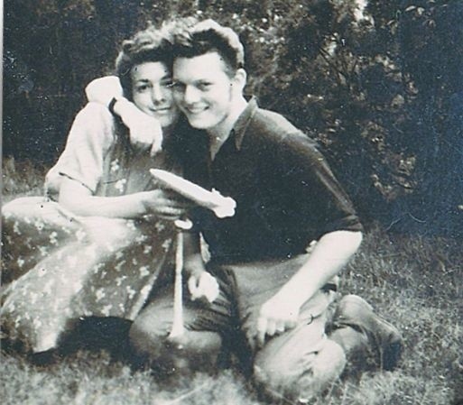 Ania Czajkowska i Zbyszek Rećko koło wsi Krusze (Kołaki). 3 września 1946 r., trzy tygodnie przed śmiercią Zbyszka.