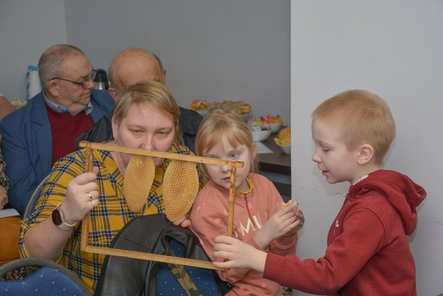 Na warsztatach pszczelarskich w Warszewicach można było zapoznać się z ekwipunkiem pszczelarzy