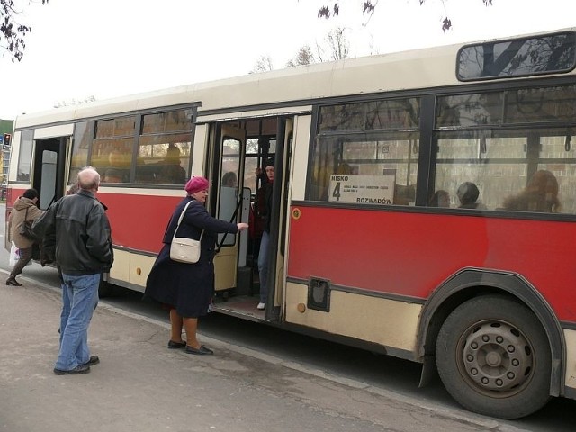 Autobusy Zakładu Miejskiej Komunikacji Samochodowej w Stalowej Woli prawdopodobnie nie będą jeździć do Przędzela i zmniejsza się szansa na wymianę oraz remont taboru.