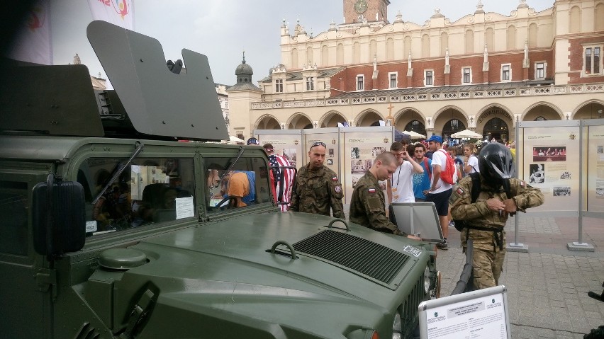 Młodzież z całego świata opanowała Kraków. Śpiewy i tańce trwają od samego rana do późnego wieczora