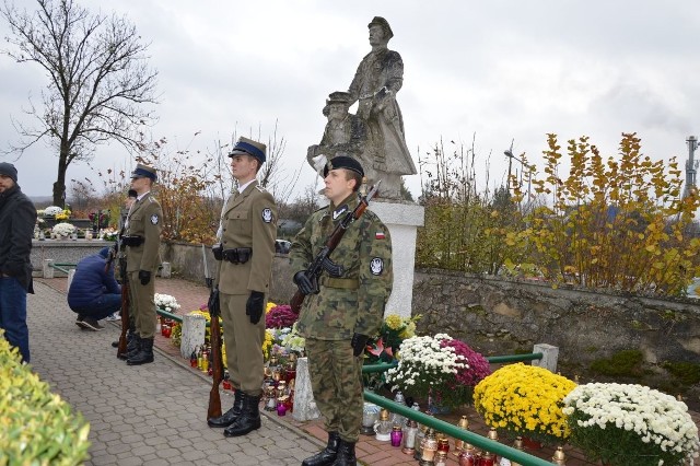 Wartę honorową przy grobie Nieznanego Żołnierza na cmentarzu w Staszowie pełnili uczniowie z klasy mundurowej Liceum Ogólnokształcącego imienia księdza kardynała Stefana Wyszyńskiego w Staszowie ze Związku Strzeleckiego Strzelec.