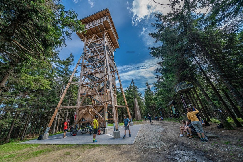 Pod wieżą na Radziejowej po weekendzie kontenery na śmieci...