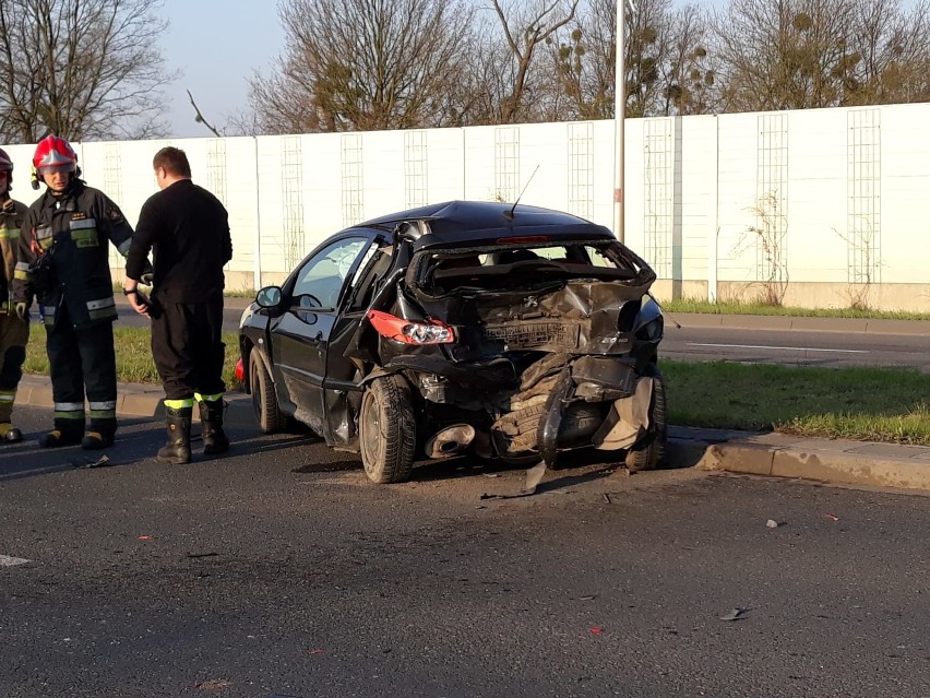 Wypadek wydarzył się na alei Nowaka-Jeziorańskiego na jezdni...