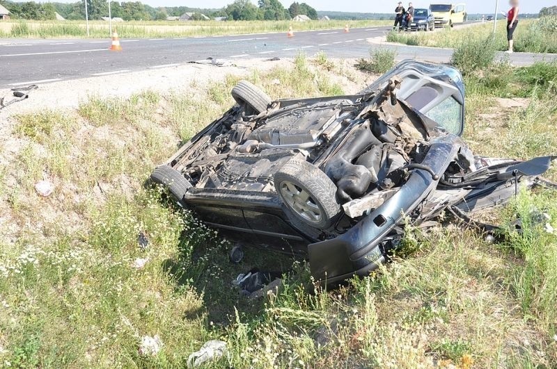 Cecele. Volkswagen uderzył w renault. Francuskie auto dachwało w rowie (zdjęcia)