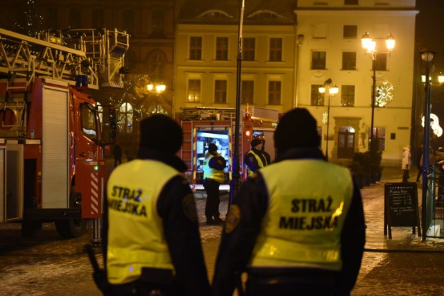 Wydobywający się spod podłogi dym zauważyła ok. godz. 16. 30 lokatorka mieszkania w kamienicy na Rynku Staromiejskim 25