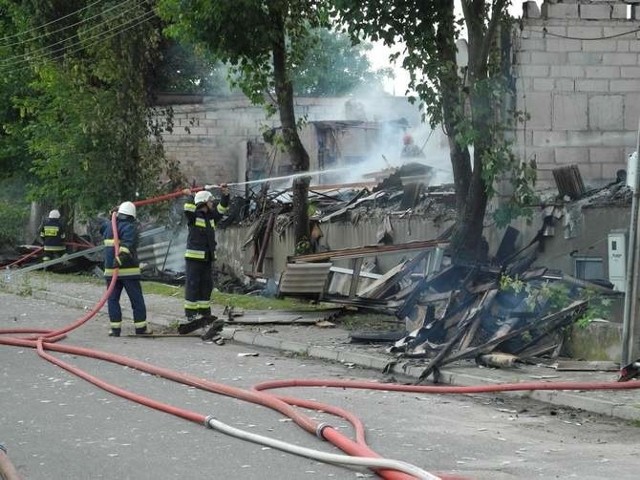 Pożar wybuchł tuż przed godziną 11.30. W ogniu stanął budynek przy ulicy Niepodległości. Stoi on pomiędzy tą ulicą a ulicą Różaną. W Pyrzycach mówi się o nim, że to baraki socjalne.