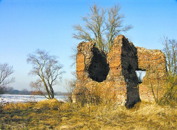 Zimowa melancholia pod ruinami zamku w Złotorii. Latem  także tłumów tu nie ma. Częściej przesiadują tu wędkarze  łowiący z wiślanego brzegu.