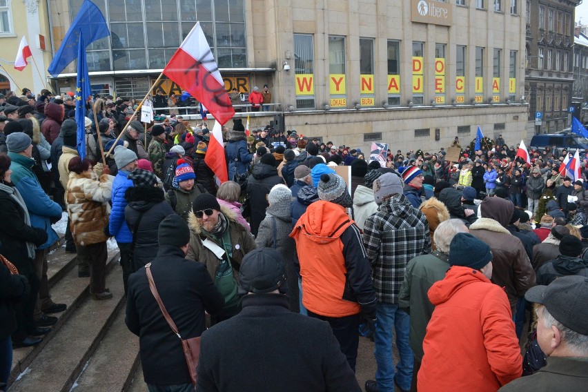 Manifestacja KOD w Bielsku-Białej. Mróz, demokracja, narodowcy i... poseł Pięta [ZDJĘCIA]