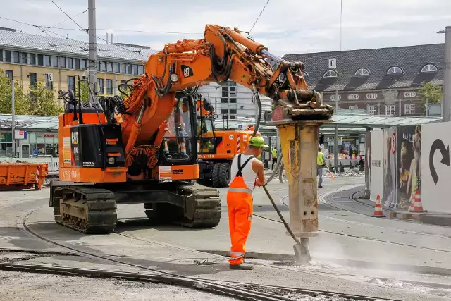 Już wkrótce czekają nas duże zmiany w Kodeksie pracy. Nowe regulacje mają dotyczyć m.in. urlopów wypoczynkowych, premii uznaniowych, umów o pracę. Szczegóły mają być znane w połowie marca. Rząd powołał specjalną Komisję Kodyfikacyjną, która ma opracować projekty Kodeksu pracy i Kodeksu zbiorowego prawa pracy. Obecne przepisy obowiązują od ponad 40 lat i zdaniem resortu pracy są mocno przestarzałe. Co może się zmienić? Oto niektóre propozycje komisji, które już teraz są szeroko komentowane. Zobacz na kolejnych slajdach w galerii.Zobacz też: Kiedy ZUS może kontrolować co robimy na zwolnieniu lekarskim?wideo: Dzień Dobry TVN/x-newsPOLECAMY: 