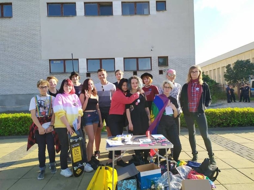 Akcja środowisk LGBT w Puławach. Pojawiła się też kontrmanifestacja. Zobacz zdjęcia