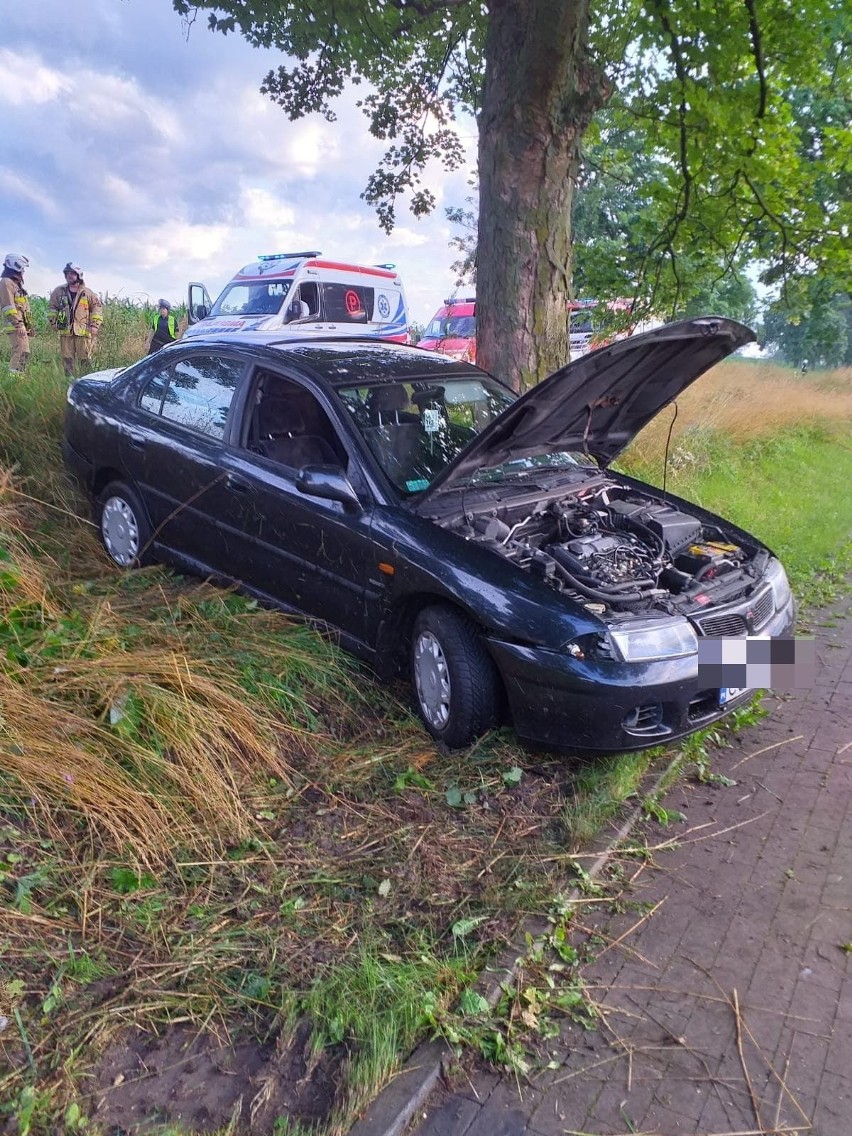 Służby apelują o ostrożność na drodze, ponieważ jest ślisko.