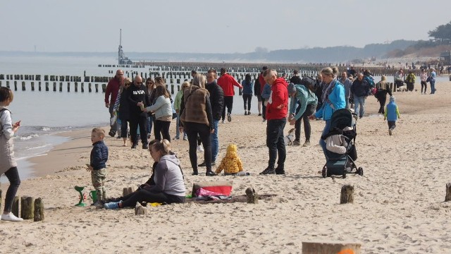 Plaża w Mielnie tradycyjnie przyciąga mieszkańców Koszalina i innych okolicznych miejscowości. W niedzielne południe na plaży w Mielnie pojawiły się tłumy spacerowiczów.