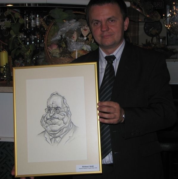 Artur Wilpert z karykaturą kanclerza Helmuta Kohla.