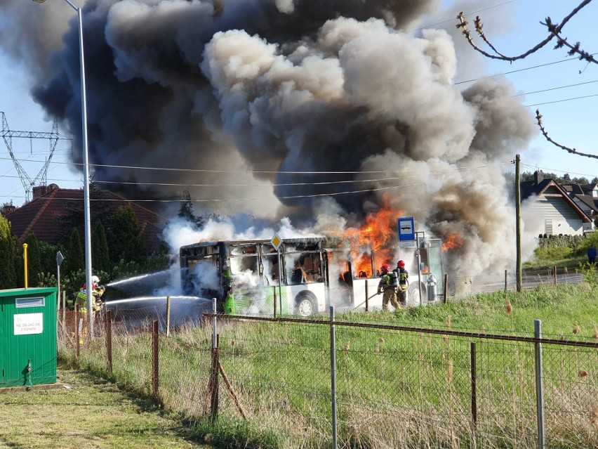 Autobus na Mierzynie w płomieniach. Na miejscu 4 zastępy straży [ZDJĘCIA]