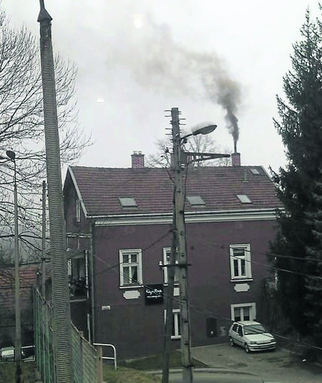 Mieszkańcy reagują, gdy widzą czarny dym wychodzący z komina. - Nie zawsze oznacza to palenie śmieciami - zaznacza Dariusz Górski