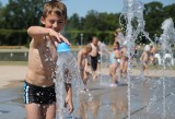 Pozwalasz dzieciom na kąpiel w miejskich fontannach? Ryzykujesz ich zdrowie, a nawet życie