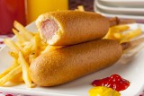 Pomysł na karnawałową przekąskę lub szybki obiad. Chrupiące corn dogi z soczystymi kiełbaskami. Domowy fast food, który zasmakuje każdemu