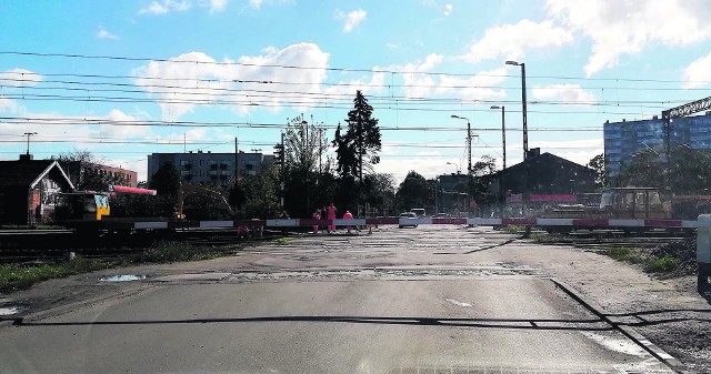 Do niebezpiecznej sytuacji  doszło na przejeździe kolejowym przy ul. Łaskiej w Pabianicach.