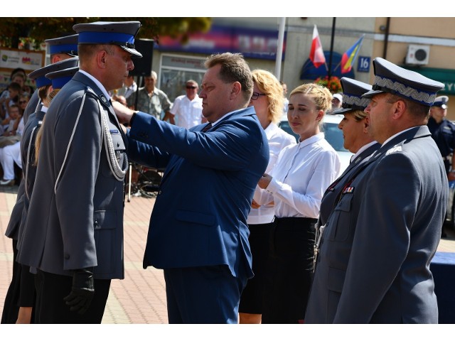 Święto Policji 2018 w Łomży. Policjanci otrzymali sztandar, odznaczenia, awanse i radiowozy