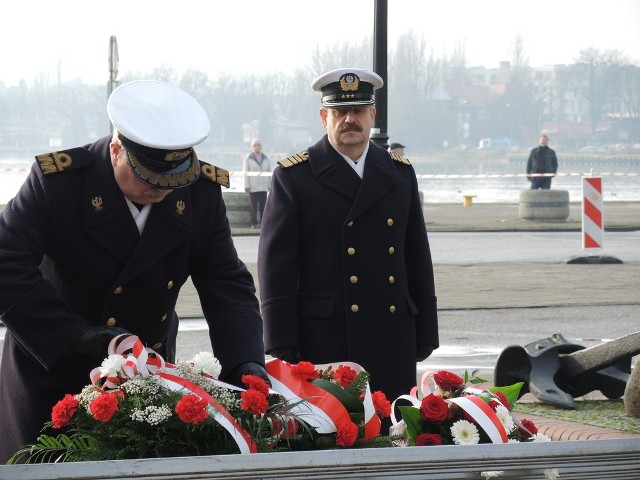 Dziś w samo południe zabrzmiały tyfony i syreny na statkach oraz okrętach stojących w świnoujskim porcie.