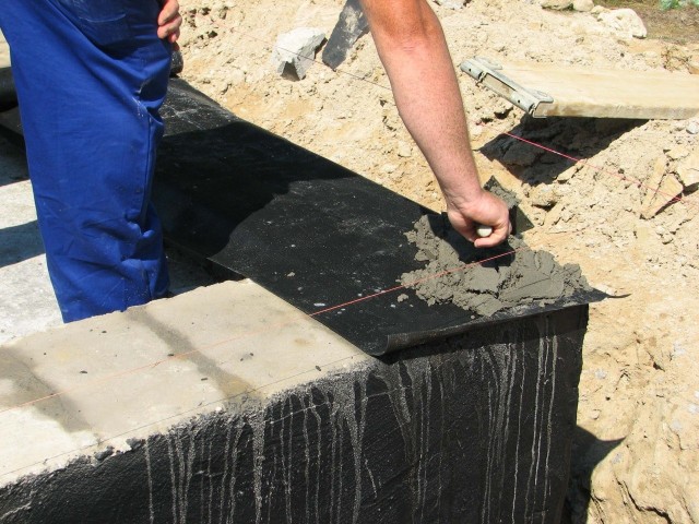 Hydroizolacja fundamentów jest niezwykle ważnym elementem zabezpieczenia budynku przed wilgocią.