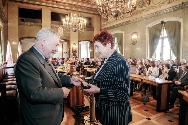 Prezydent Krakowa Jacek Majchrowski wręcza nagrodę Józefie Ledwig