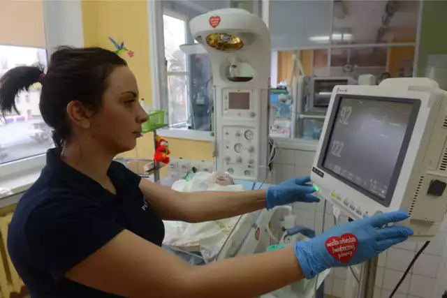 Pielęgniarka Elwira Chrol ze szpitala w Zielonej Górze przy sprzęcie kupionym przez fundację WOŚP